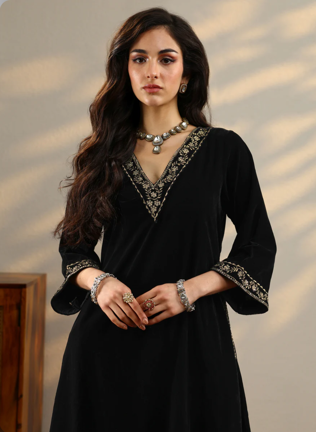 ANAYA V NECK PREMIUM VELVET A LINE HOA0191