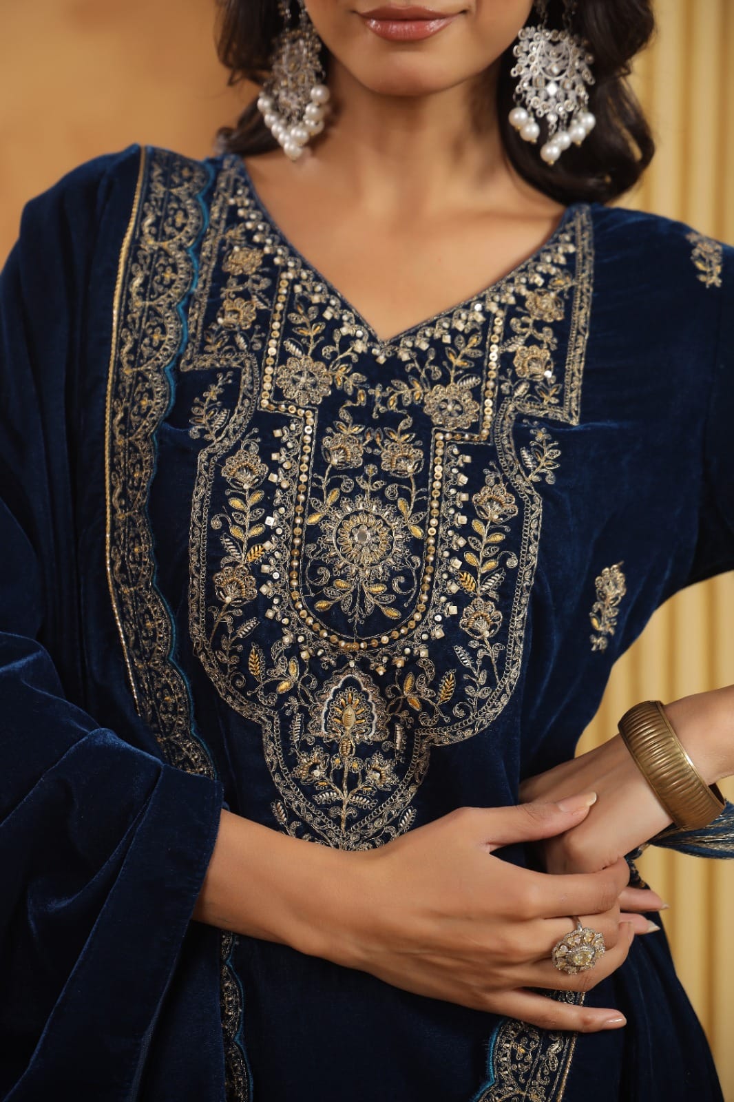 NIKHAAR ZARI PREMIUM VELVET SUIT HOA0189