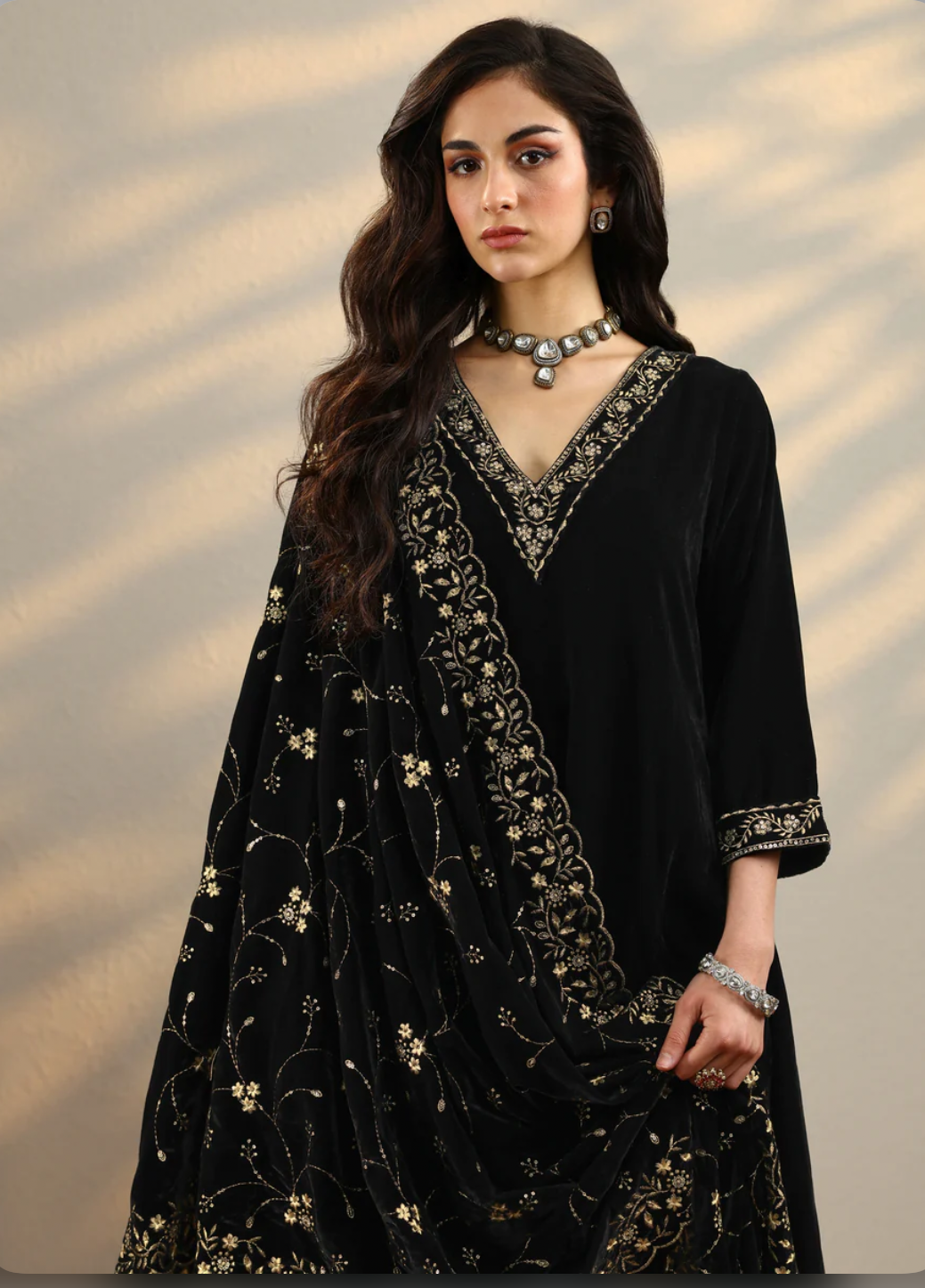 ANAYA V NECK PREMIUM VELVET A LINE HOA0191