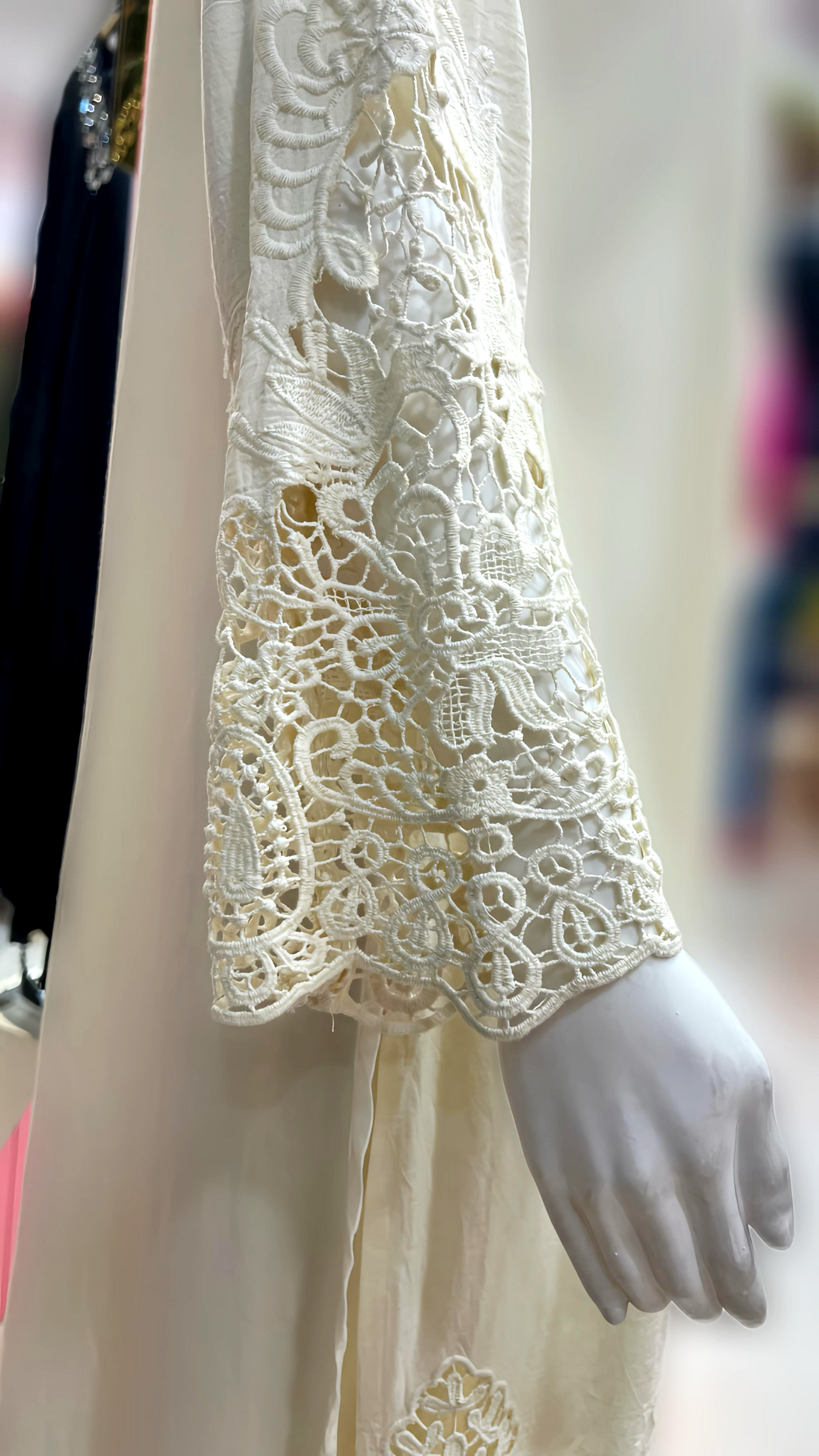 LUXURY WHITE EMBROIDERY KURTA PANTS HOA0160