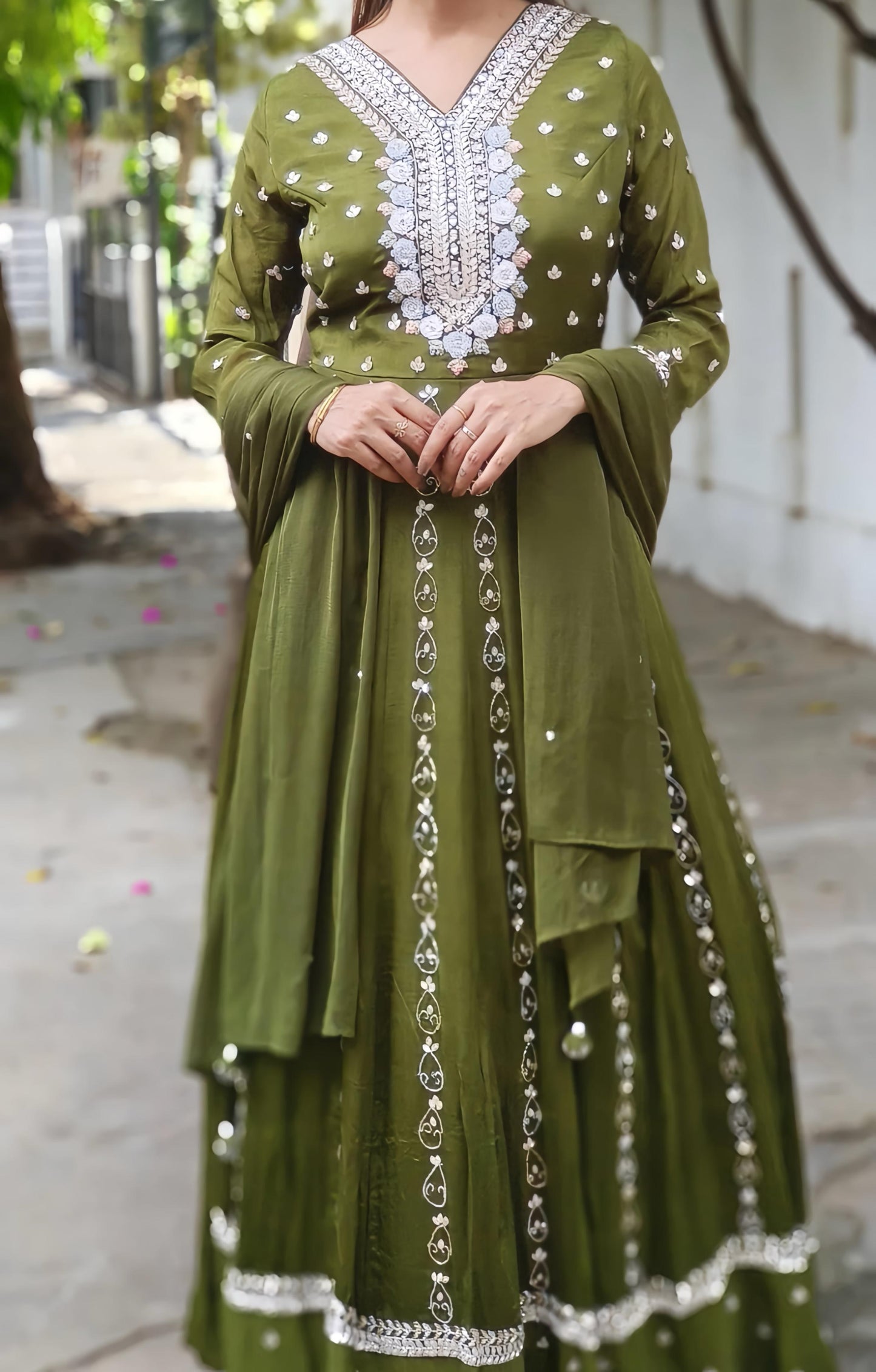 MEHANDI GRAND BRIDAL OUTFIT HOA087